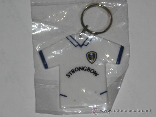 Coleccionismo de llaveros: LLAVERO CAMISETA STRONGBOW , DE GOMA CON ENGANCHE METALICO . NUEVO EN SU BLISTER .