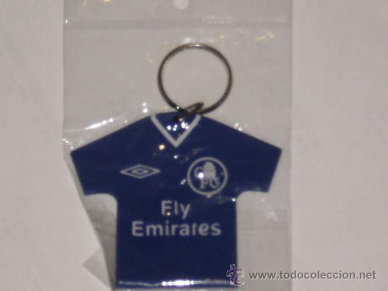 Coleccionismo de llaveros: LLAVERO CAMISETA FLY EMIRATES , DE GOMA CON ENGANCHE METALICO . NUEVO EN SU BLISTER .