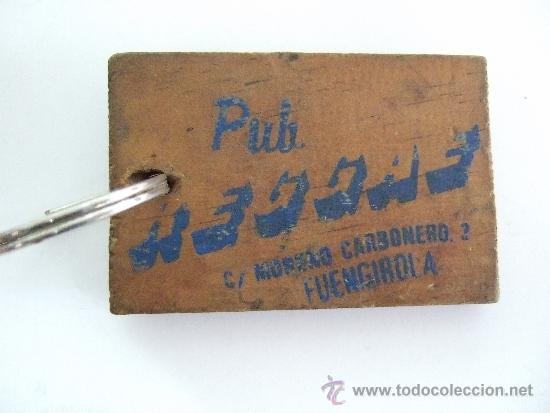 Collectionnisme de portes-cl&eacute;s: LLAVERO PLACA DE MADERA - PUB REGGAE - FUENGIROLA - AL OTRO LADO CHISTE SOBRE EL TRABAJO