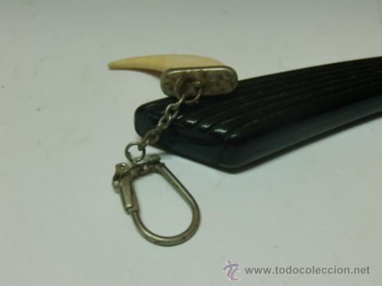 Coleccionismo de llaveros: Llavero de colmillo, pl&aacute;stico y metal - Foto 2