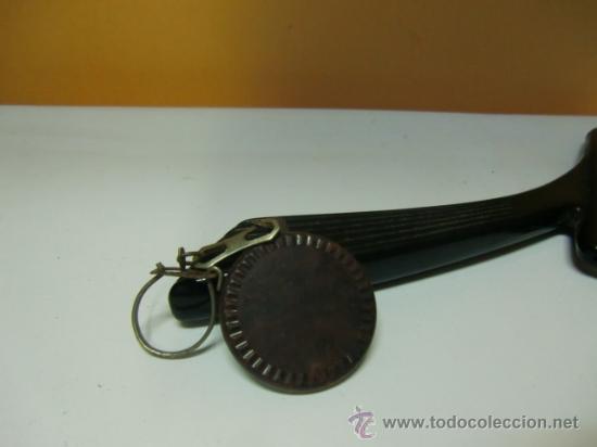 Coleccionismo de llaveros: Llavero de pl&aacute;stico. Coche antiguo - Foto 2