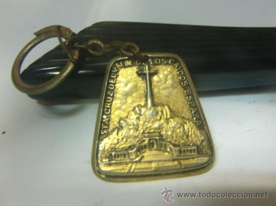 Coleccionismo de llaveros: Llavero metal del Valle de los Ca&iacute;dos. Repujado - Foto 1