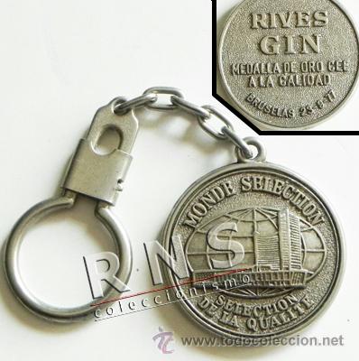 Coleccionismo de llaveros: LLAVERO RIVES GIN MEDALLA DE ORO / MONDE SELECTION - PUBLICIDAD BEBIDA GINEBRA ALCOHOL -DE METAL