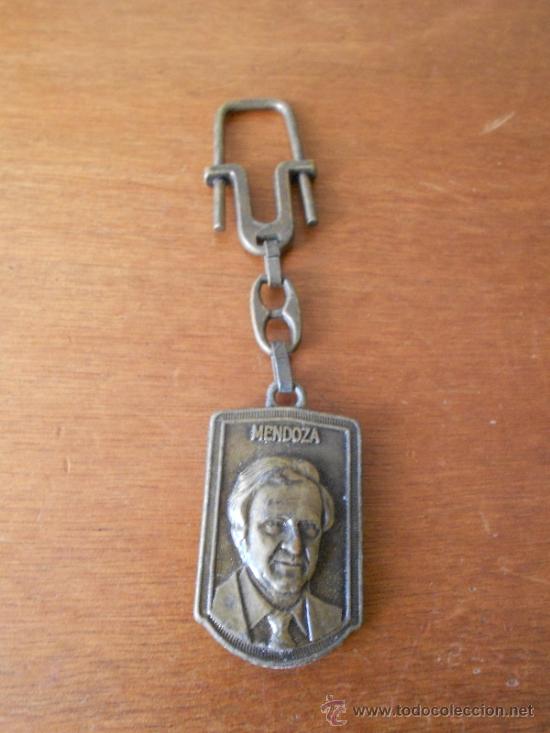 Coleccionismo de llaveros: ANTIGUO LLAVERO DEL REAL MADRID CON MENDOZA EN UNA CARA Y SCHUSTER EN LA OTRA