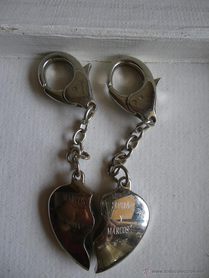 Coleccionismo de llaveros: 2 llaveros de cada parte de un coraz&oacute;n partido (con inscripci&oacute;n: Sonia y Marcos)