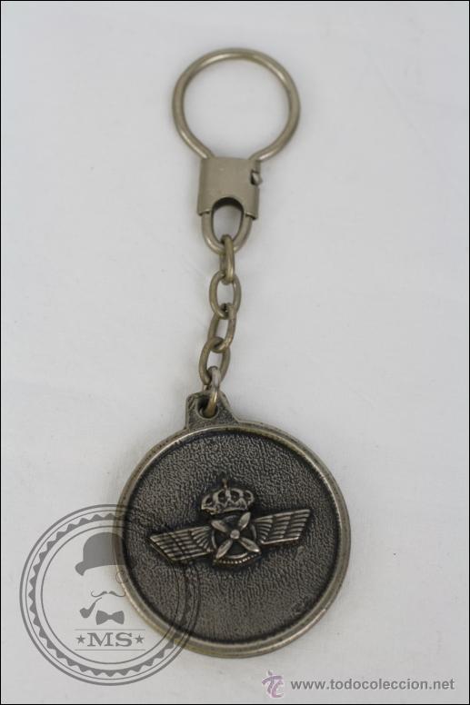 Colecionismo de porta-chaves: Llavero Emblema Piloto de Aeroplano - Virgen con el Ni&ntilde;o - Metal Esmaltado - Medidas 4 Cm Di&aacute;metro