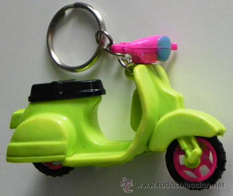 Coleccionismo de llaveros: LLAVERO - PEQUE&Ntilde;A VESPA - A ESCALA - JUGUETE &iquest; ANTIGUO ? - DE PL&Aacute;STICO - MOTO - TRANSPORTE