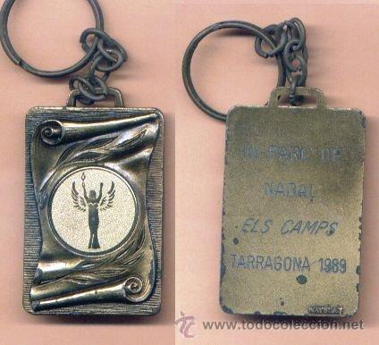 Coleccionismo de llaveros: LLAVERO CON PERGAMINO Y FIGURA FEMENINA. III PARC DE NADAL. ELS CAMPS. TARRAGONA. METAL DORADO.