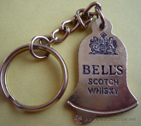 Coleccionismo de llaveros: LLAVERO BELL'S SCOTCH WHISKY. CAMPANA. METAL DORADO. BEBIDA. LICOR.