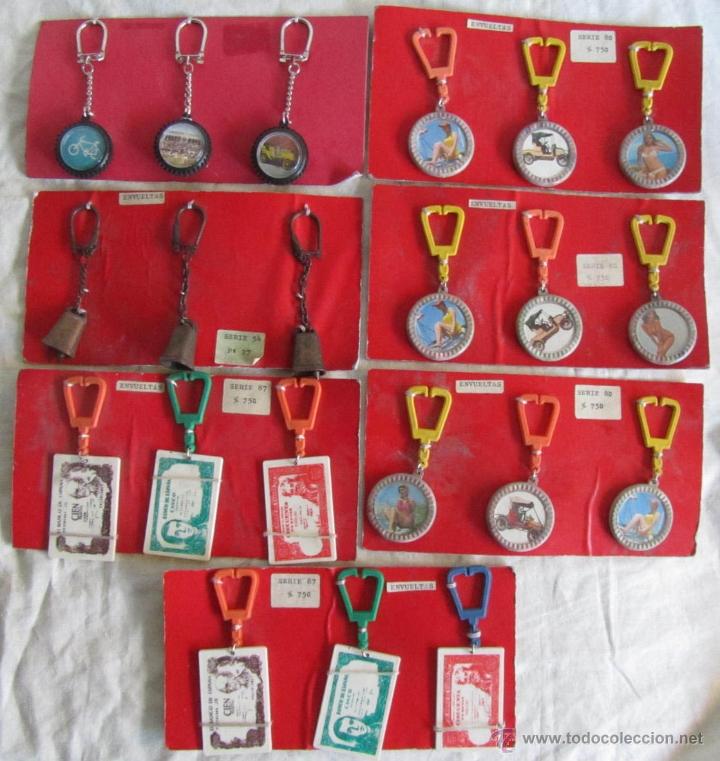 Collection of Keychains: 21 llaveros pl&aacute;stico + metal en muestrario a&ntilde;os 70-80