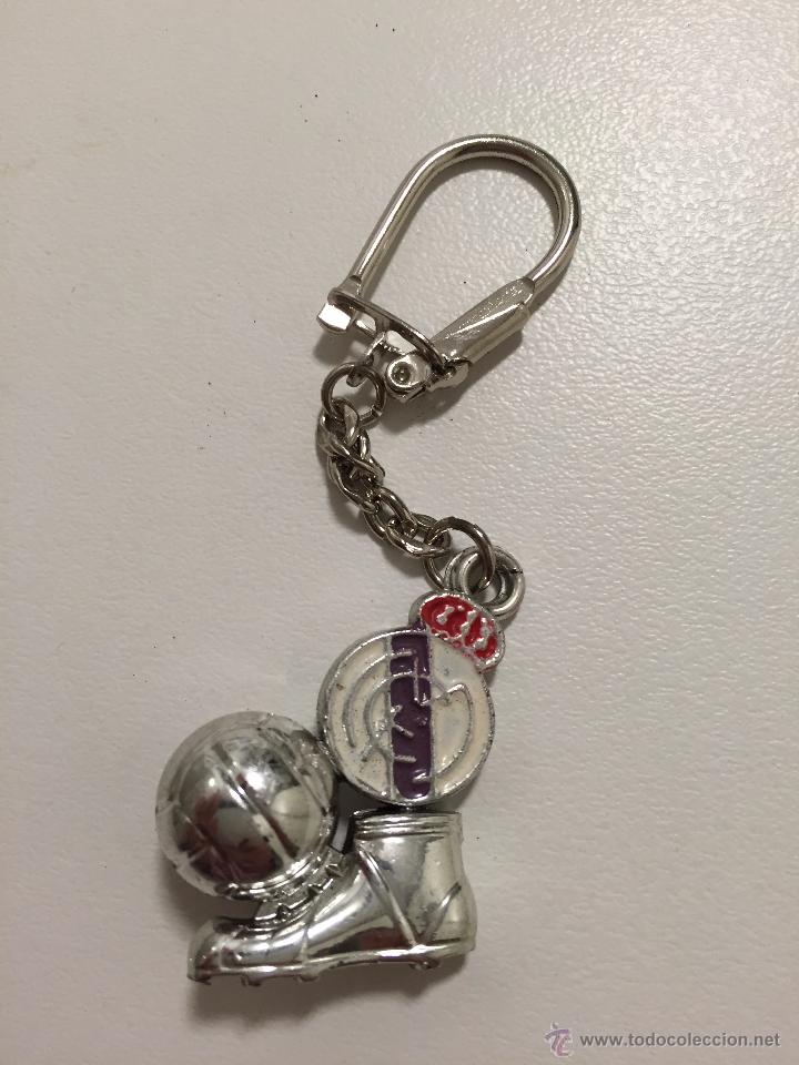 Coleccionismo de llaveros: ANTIGUO LLAVERO REAL MADRID, CON BOTA Y BAL&Oacute;N
