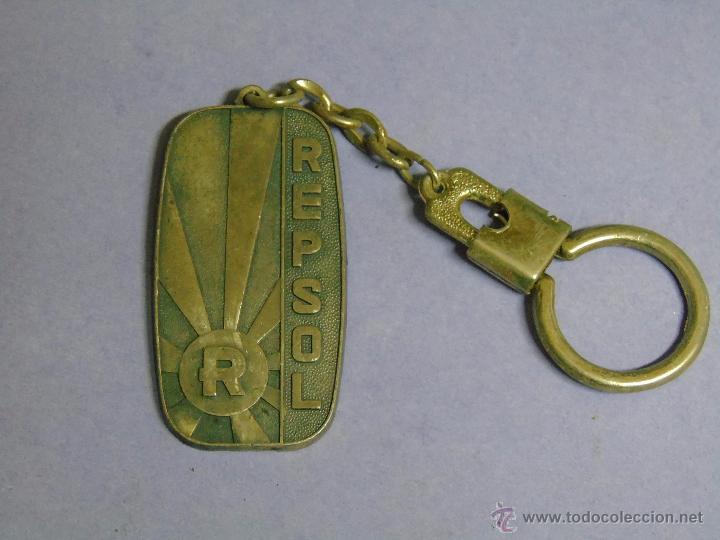 Sammlung von Schl&uuml;sselanh&auml;ngern: LLAVERO DE COCHES MOTOS. 1949 1974. REPESA 25 A&Ntilde;OS DE SERVICIO. REPSOL