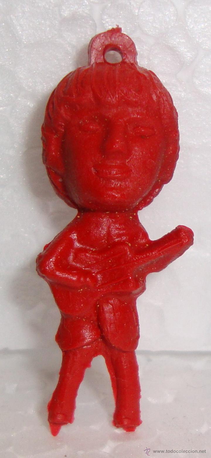 Coleccionismo de llaveros: (TC-13) FIGURA COLOR ROJO THE BEATLES PARA LLAVERO