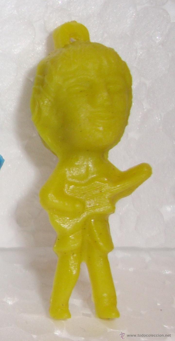 Coleccionismo de llaveros: (TC-13) FIGURA COLOR AMARILLO THE BEATLES PARA LLAVERO