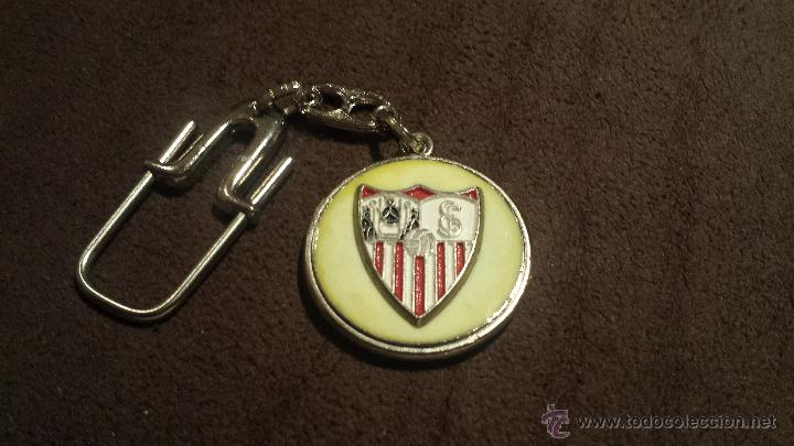 Sammlung von Schl&uuml;sselanh&auml;ngern: LLAVERO CON ESCUDO EQUIPO SEVILLA CLUB FUTBOL CON JUGADOR POR EL REVERSO
