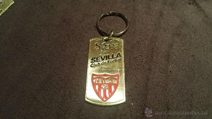Sammlung von Schl&uuml;sselanh&auml;ngern: LLAVERO TIPO CHAPA ESCUDO EQUIPO SEVILLA CLUB FUTBOL (SOY DEL SEVILLA C.F. ESTADIO S&Aacute;NCHEZ PIZJUAN )