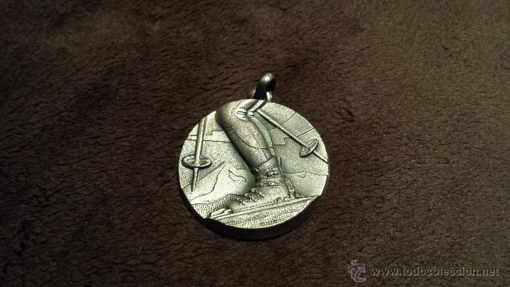 Sammlung von Schl&uuml;sselanh&auml;ngern: TIPO LLAVERO COLGANTE O MEDALLA CON EMBLEMA DEPORTE ESQU&Iacute; DE MONTA&Ntilde;A
