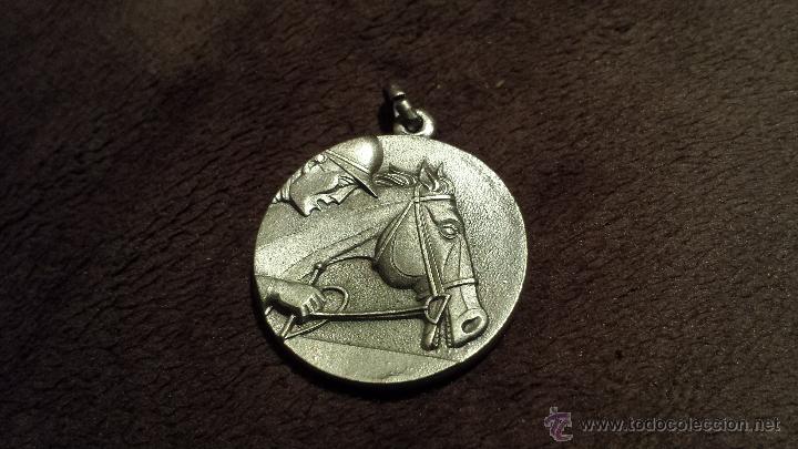 Sammlung von Schl&uuml;sselanh&auml;ngern: TIPO LLAVERO COLGANTE O MEDALLA CON EMBLEMA HIPICA  CARRERAS DE CABALLOS