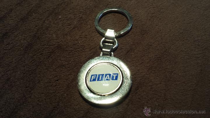 Sammlung von Schl&uuml;sselanh&auml;ngern: LLAVERO EMBLEMA COCHE FIAT CON EL PATR&Oacute;N DE LOS CONDUCTORES SAN CRISTOBAL