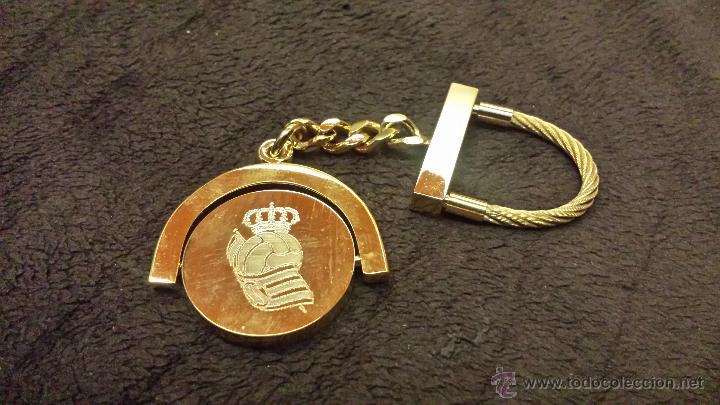 Sammlung von Schl&uuml;sselanh&auml;ngern: LLAVERO CHAPADO EN ORO DE ARTESAN&Iacute;A CON ESCUDO EQUIPO FUTBOL REAL SOCIEDAD