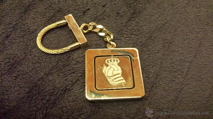Sammlung von Schl&uuml;sselanh&auml;ngern: LLAVERO CHAPADO EN ORO DE ARTESAN&Iacute;A CON ESCUDO EQUIPO FUTBOL REAL SOCIEDAD