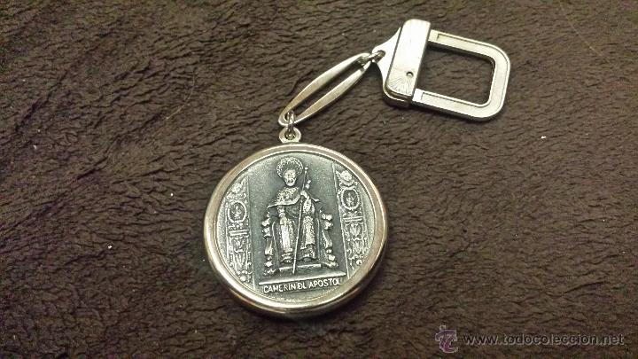 Sammlung von Schl&uuml;sselanh&auml;ngern: LLAVERO CON SANTO SANTIAGO AP&Oacute;STOL EMBLEMA DEL PEREGRINO EN EL REVERSO BANDERA DE GALICIA