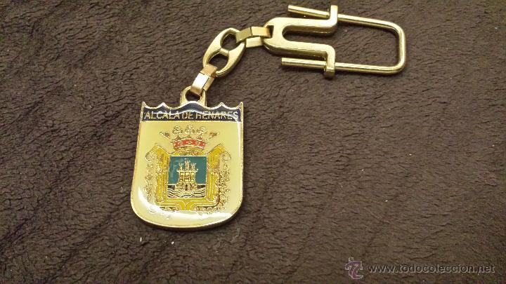 Sammlung von Schl&uuml;sselanh&auml;ngern: LLAVERO ESCUDO HER&Aacute;LDICO ALCALA DE HENARES Y BANDERA COMUNIDAD DE MADRID