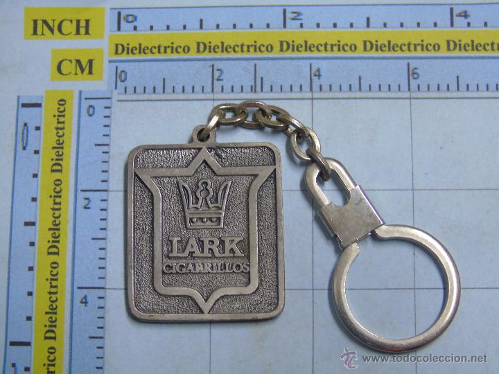 Coleccionismo de llaveros: LLAVERO DE TABACO. CIGARRILLOS LARK - Foto 1