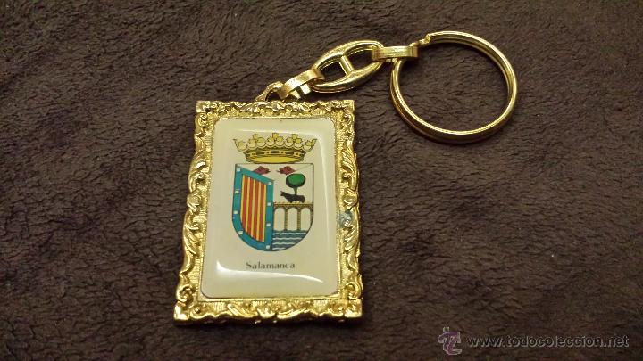 Sammlung von Schl&uuml;sselanh&auml;ngern: LLAVERO CON ESCUDO HER&Aacute;LDICO SAMAMANCA CON IMAGEN FOTOGRAFIA DE SOPORTALES DE LA CIUDAD