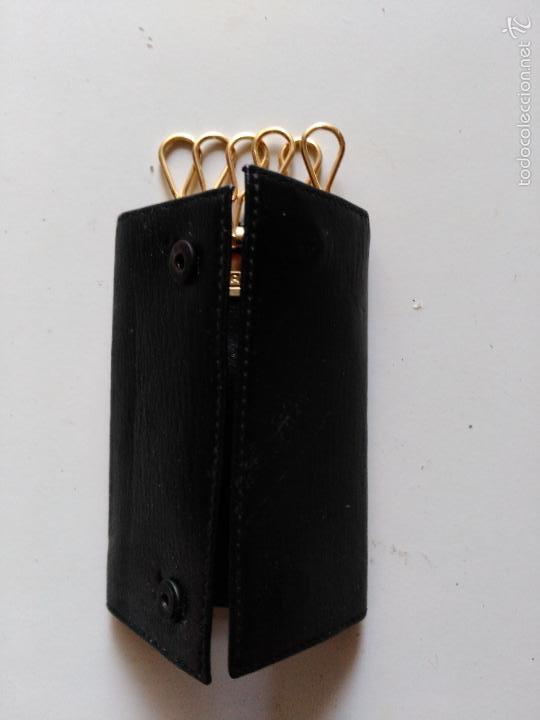 Collection of Keychains: ANTIGUO LLAVERO PORTA LLAVES. Negro. Marca forkeys