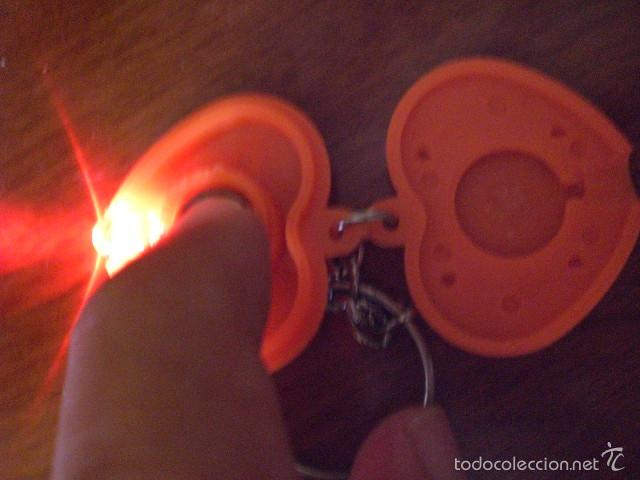 Coleccionismo de llaveros: llavero coraz&oacute;n con luz incorporada - Foto 3