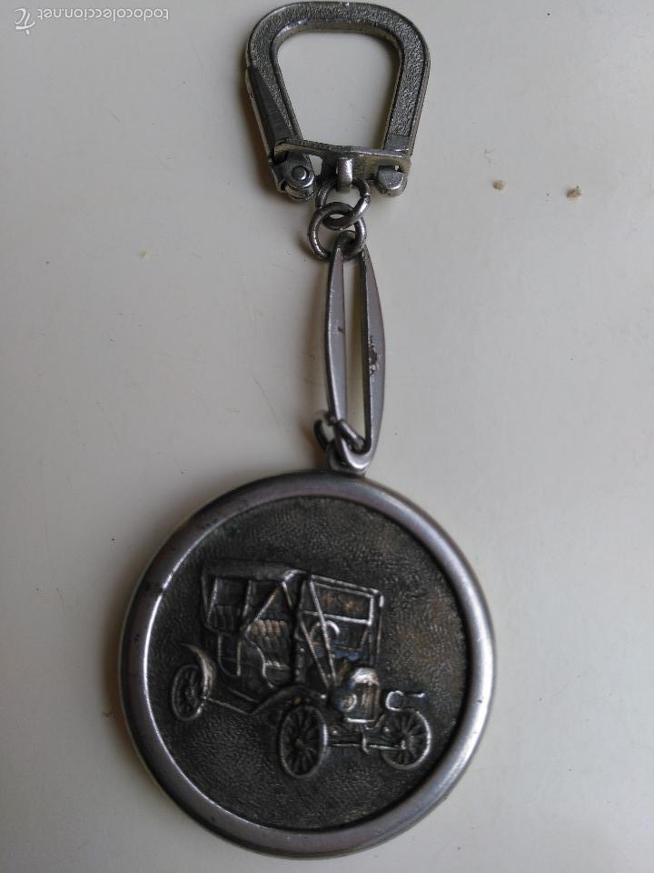 Collection of Keychains: LLAVERO CON IMAGEN DE COCHE ANTIGUO. FRASE trasera.