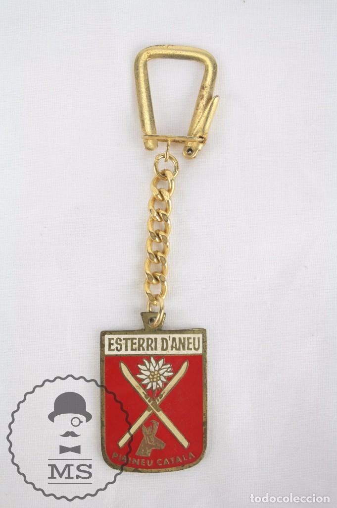Colecionismo de porta-chaves: Antiguo Llavero de Metal - Estaci&oacute;n de Esqu&iacute; Esterri d'Aneu. Pirineu Catal&agrave; - Medidas 2,5 x 3,5 cm
