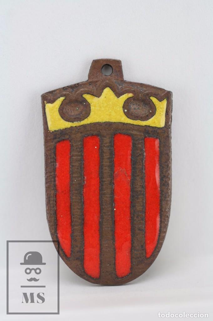 Colecionismo de porta-chaves: Placa / Chapa de Llavero Esmaltada - Escudo de Catalu&ntilde;a / Catalunya - Medidas 2,5 x 4,5 cm
