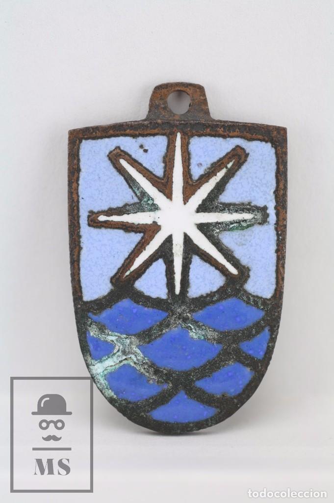 Colecionismo de porta-chaves: Placa / Chapa de Llavero Esmaltada - Escudo con estrella y Mar / Agua - Medidas 2,5 x 4,5 cm