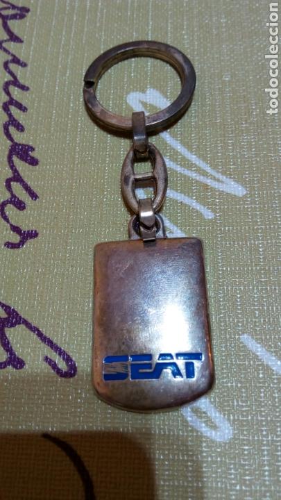 Coleccionismo de llaveros: Antiguo llavero de metal Seat letras en azul