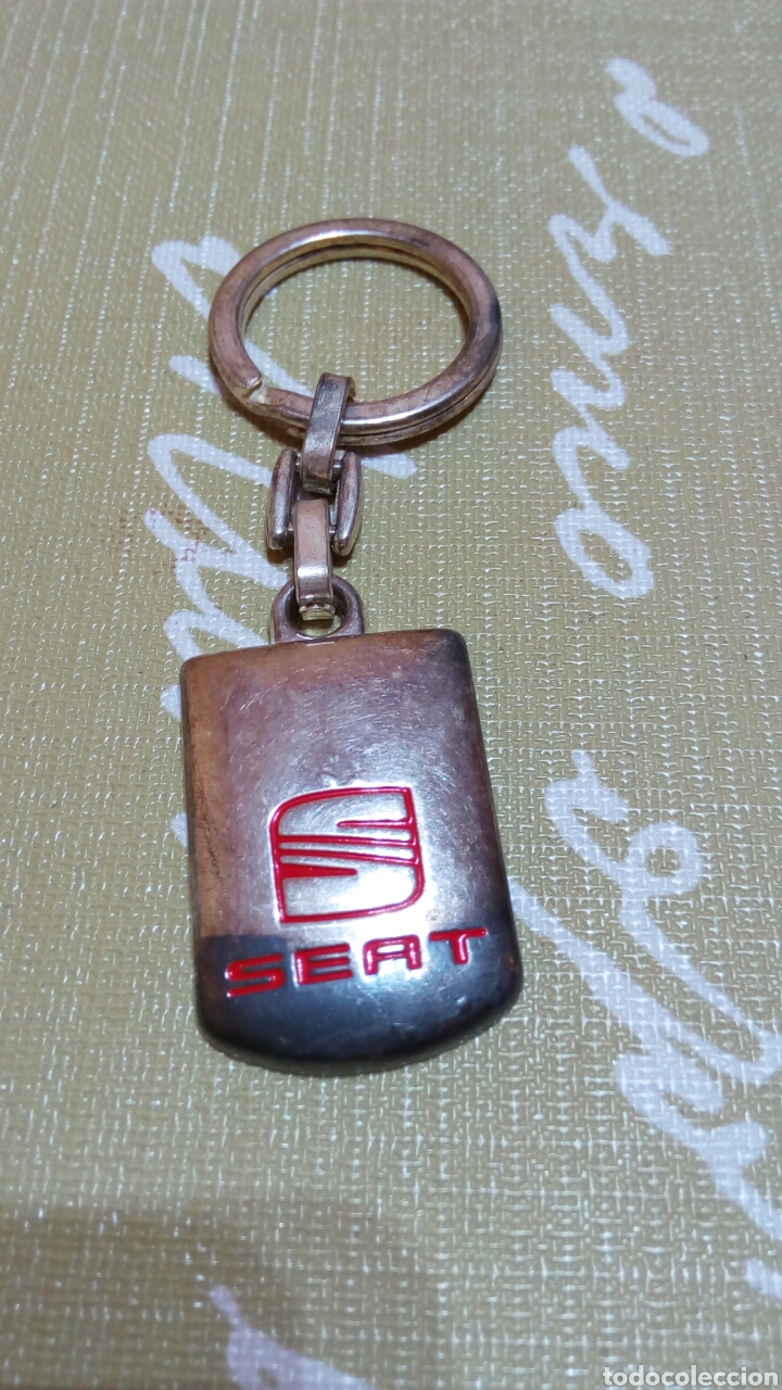 Coleccionismo de llaveros: Antiguo llavero de metal Seat letras en rojo