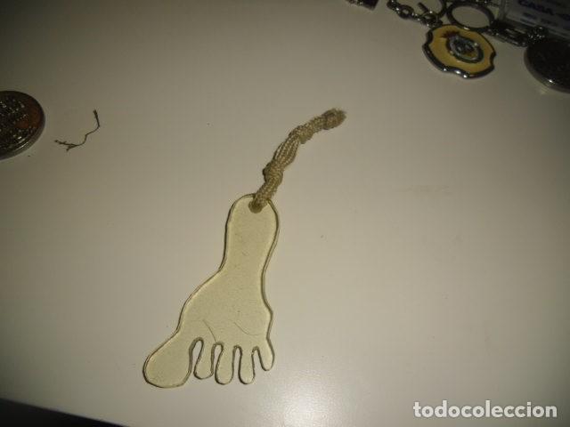 Coleccionismo de llaveros: LLAVERO RETRO ANTIGUO PIE - Foto 1