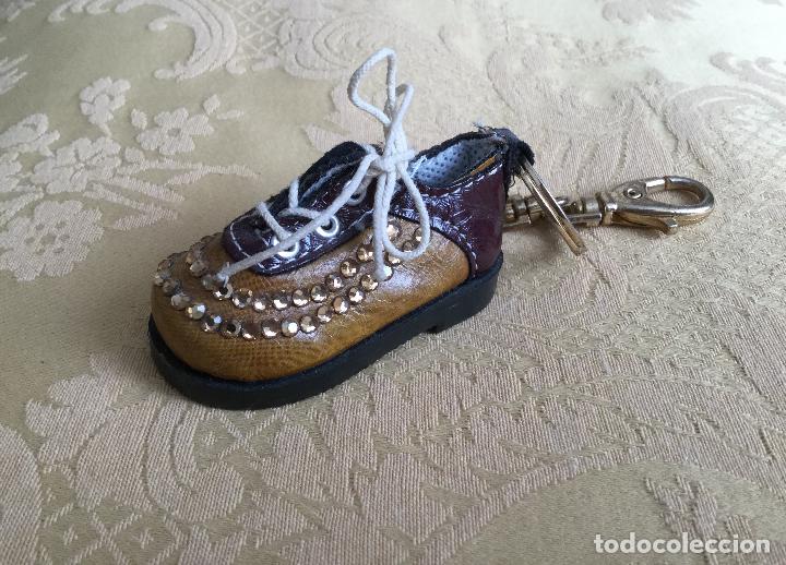 Sammlung von Schl&uuml;sselanh&auml;ngern: LLAVERO PARA BOLSO ZAPATO DE PIEL MINIATURA