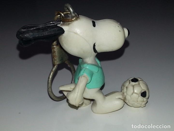 Coleccionismo de llaveros: ANTIGUO LLAVERO FIGURA DE GOMA SNOOPY FUTBOLISTA  A&Ntilde;OS 70 / 80