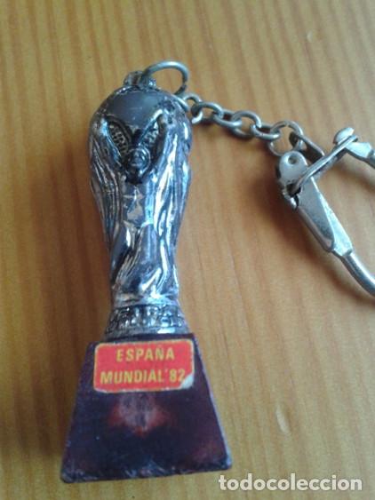 Coleccionismo de llaveros: LLAVERO TROFEO MUNDIAL 82. MUNDIAL DE FUTBOL ESPA&Ntilde;A 1982. COPA DEL MUNDO. PLASTICO.