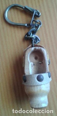 Coleccionismo de llaveros: LLAVERO ZUECO. ZAPATO. MADERA CON REMACHES METALICOS.