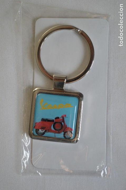 Coleccionismo de llaveros: Bonito llavero met&aacute;lico con im&aacute;genes vintage en resina de la marca Vespa. romanjuguetesymas.