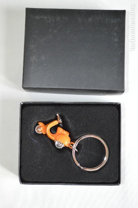 Coleccionismo de llaveros: Bonito llavero con miniatura de Vespa en caja negra con interior aterciopelado. romanjuguetesymas.