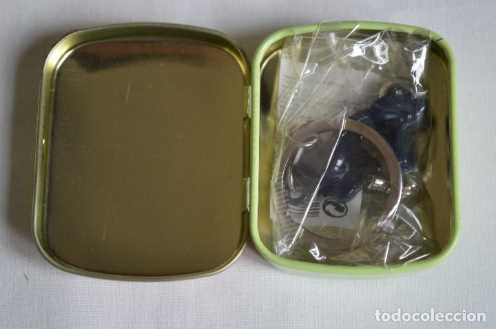 Coleccionismo de llaveros: Bonito llavero con miniatura de Vespa en caja met&aacute;lica con imagen de Vespa. romanjuguetesymas.