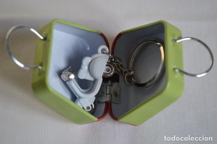 Coleccionismo de llaveros: Bonito llavero con miniatura de Vespa en bolso met&aacute;lico con imagen de Vespa. romanjuguetesymas.
