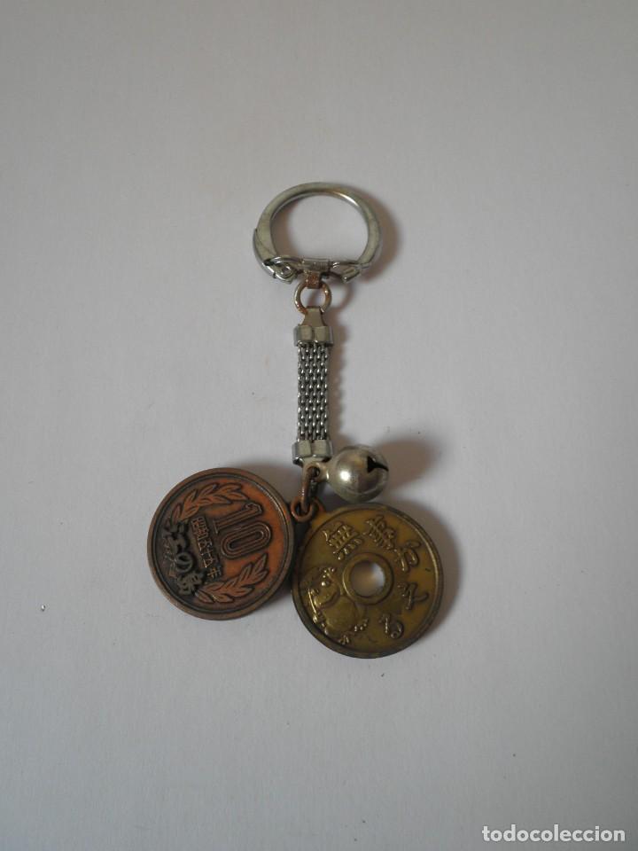 Collection of Keychains: LLAVERO ANTIGUO MONEDAS ASIATICAS CASCABEL ASIA
