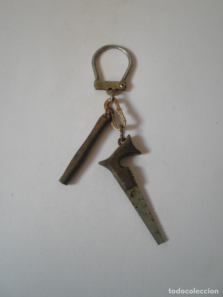 Collection of Keychains: LLAVERO ANTIGUO SERRUCHO MADERA **