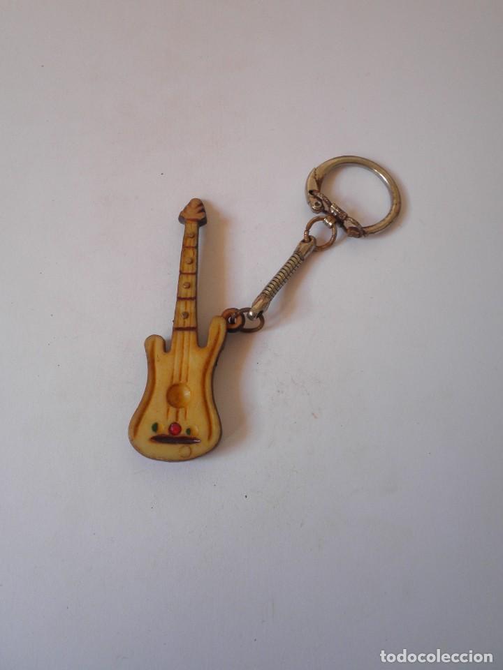 Collection of Keychains: LLAVERO ANTIGUO GUITARRA