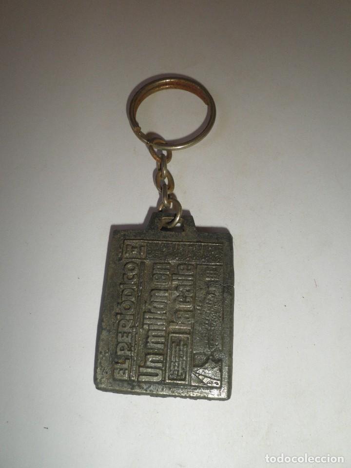 Collection of Keychains: LLAVERO ANTIGUO EL PERIODICO UN MILLON EN LA CALLE